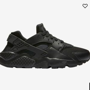 Boys Black Nike Huaraches size 1y